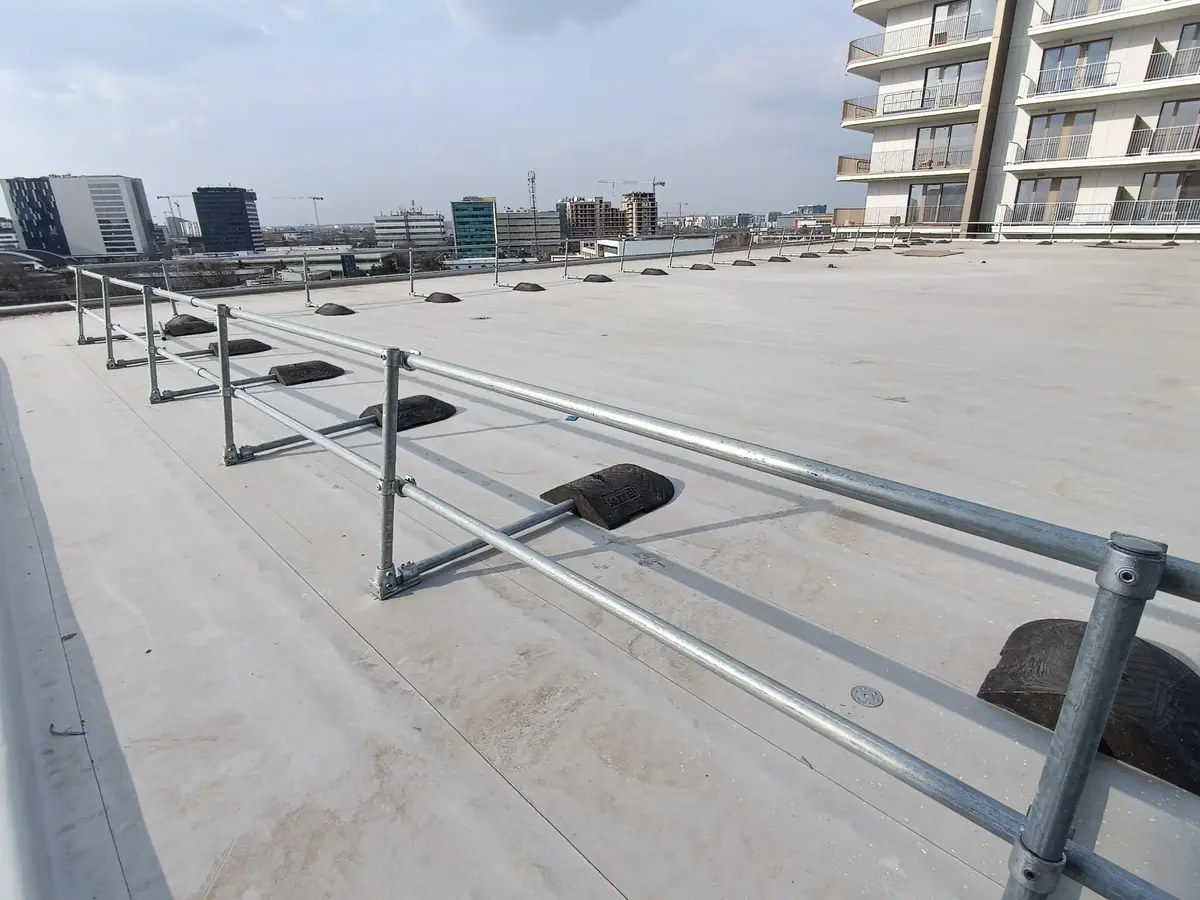 Balustradă de protecție pe acoperiș fără găurire, bloc din București – balustrade, clădiri în fundal