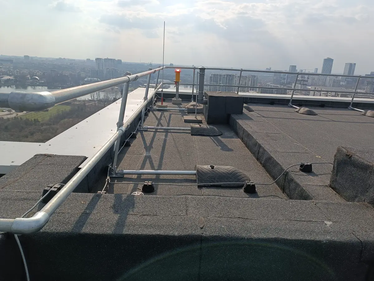 Balustradă de protecție pe acoperiș fără găurire, bloc din București – zonă de lucru, membrană neagră