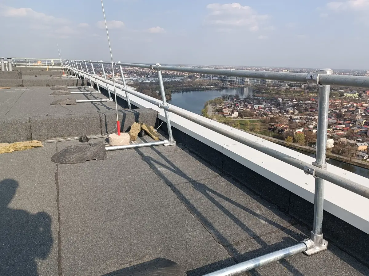 Balustradă de protecție pe acoperiș fără găurire, bloc din București – tuburi metalice la zona de acces