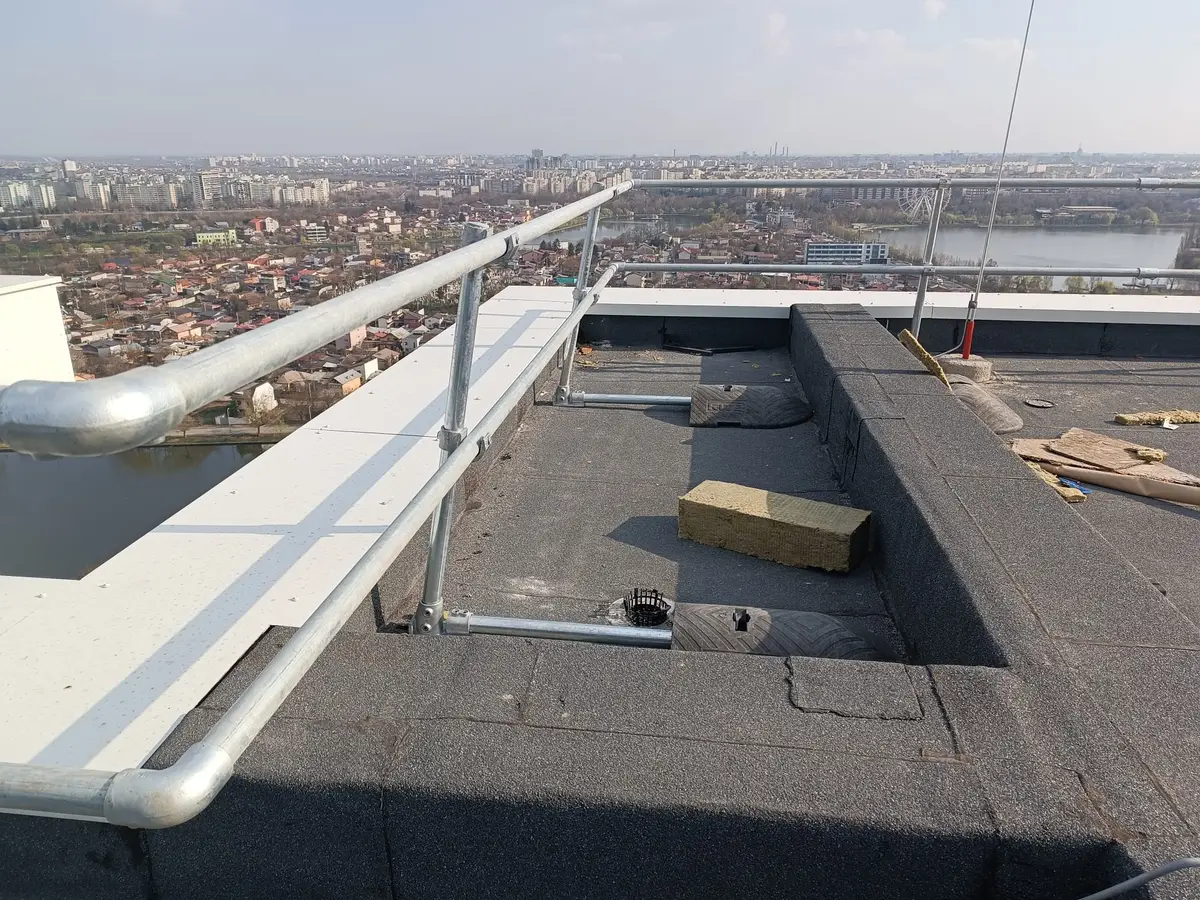 Balustradă de protecție pe acoperiș fără găurire, bloc din București – acoperiș hidroizolat, vedere urbană