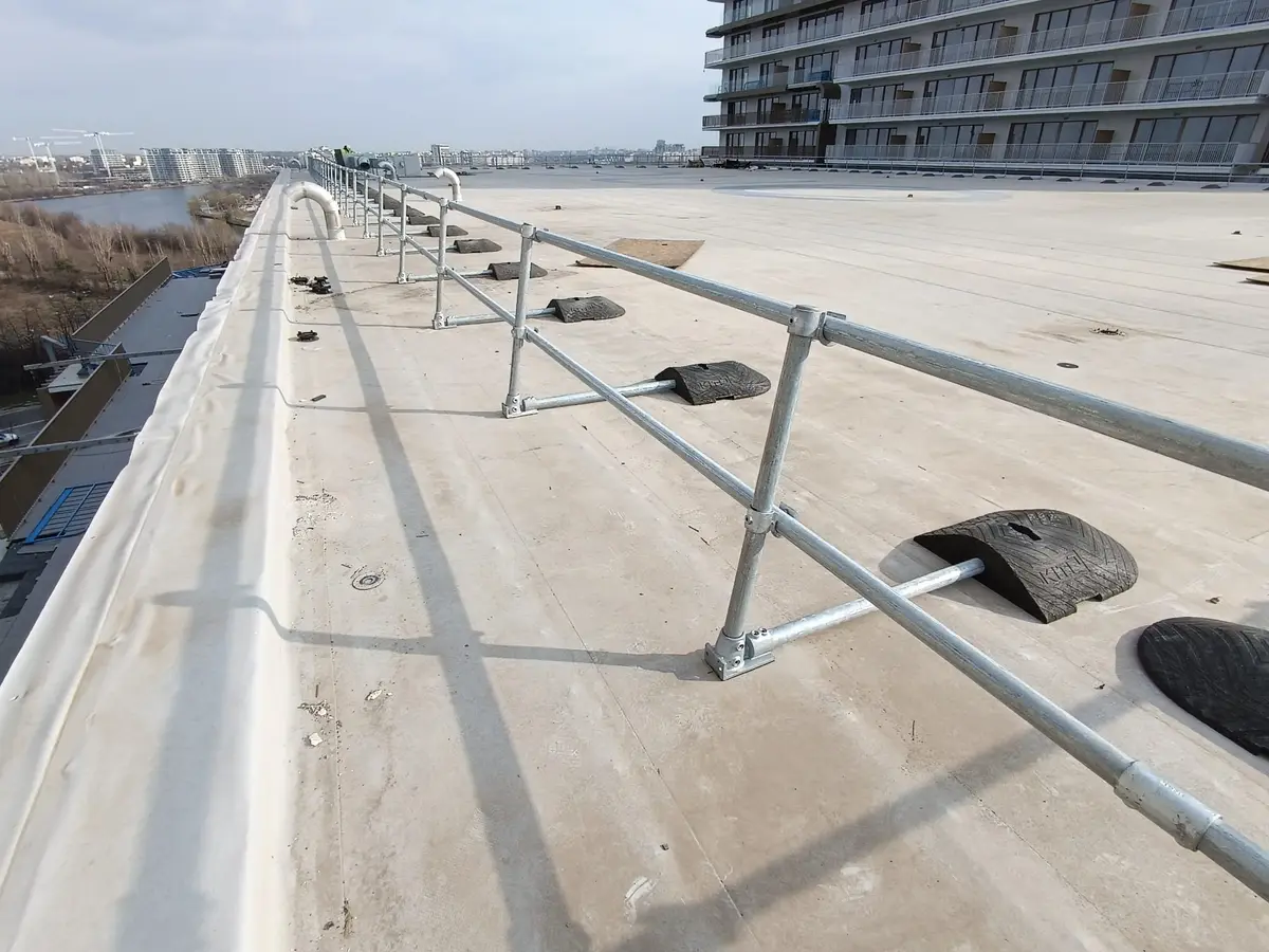 Balustradă de protecție pe acoperiș fără găurire, bloc din București – balustrade metalice pe baze cu greutăți