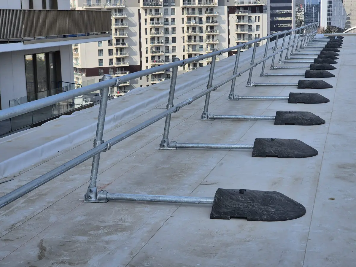 Balustradă de protecție pe acoperiș fără găurire, bloc din București – tuburi și suporturi pe baze de beton