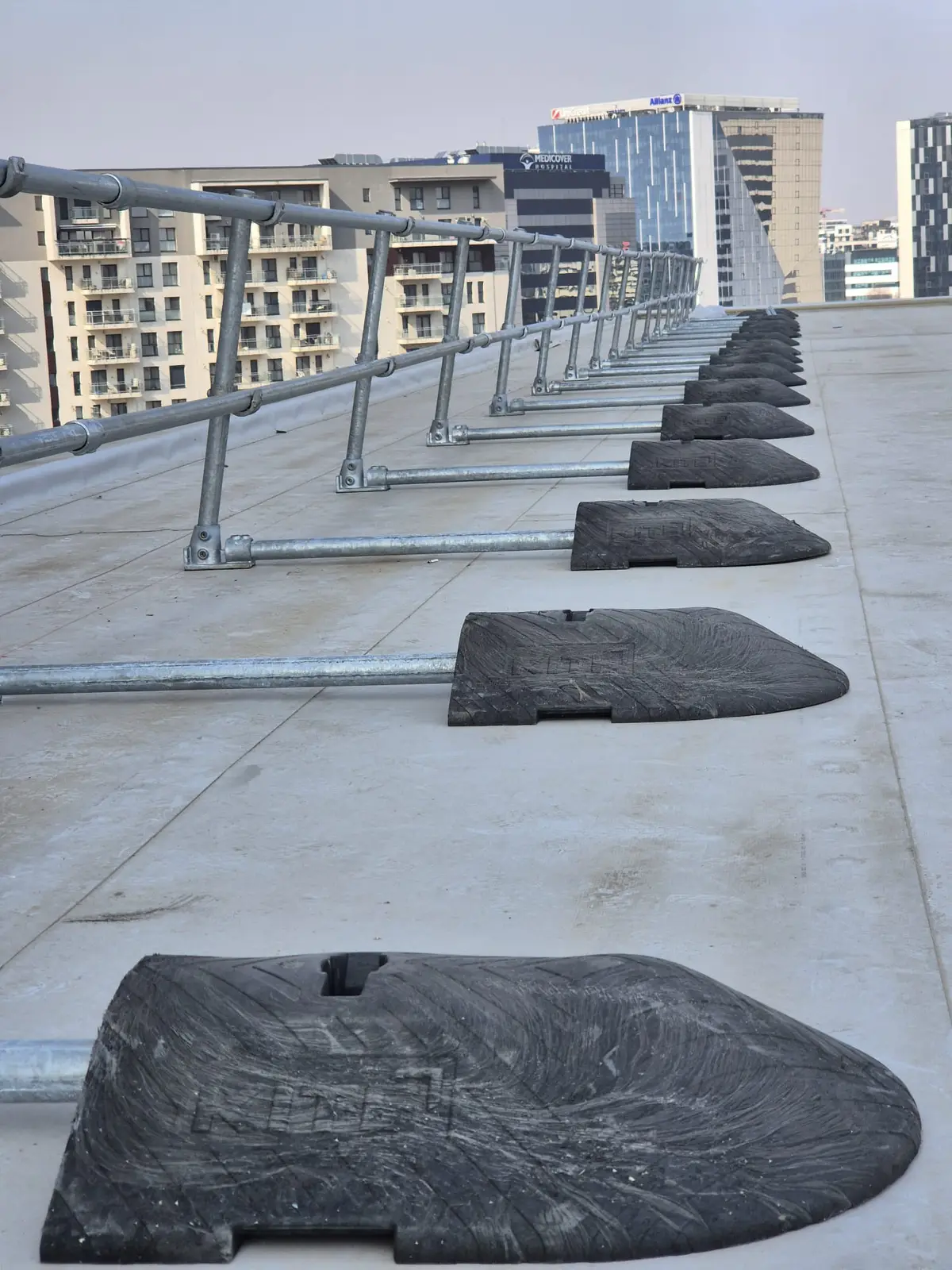 Balustradă de protecție pe acoperiș fără găurire, bloc din București – parapet cu suporturi metalice