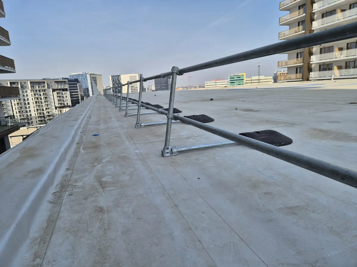 Balustradă de protecție pe acoperiș fără găurire, bloc din București – sistem de prindere, clădiri moderne