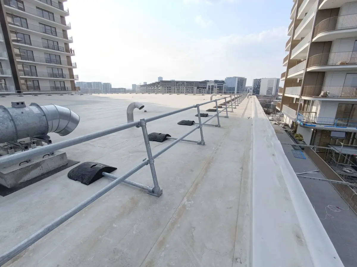 Balustradă de protecție pe acoperiș fără găurire, bloc din București – țevi pe marginea acoperișului