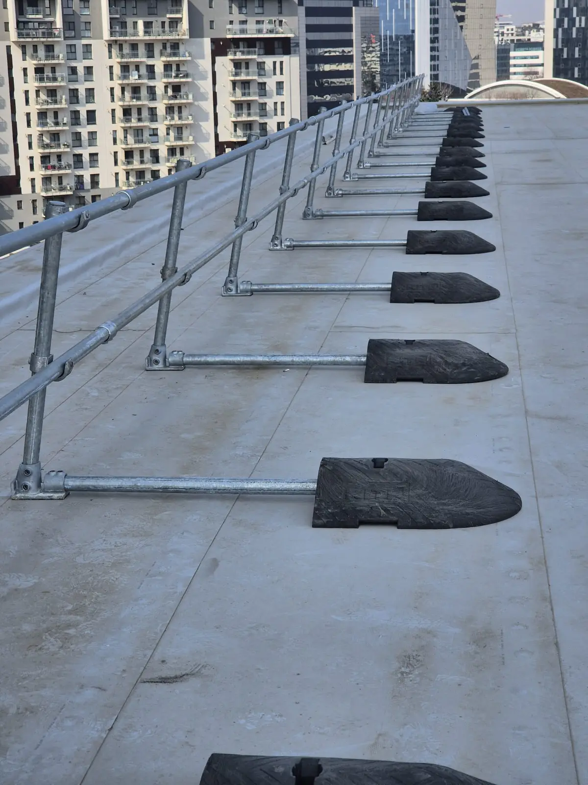Balustradă de protecție pe acoperiș fără găurire, bloc din București – bară de susținere și suporturi fixe