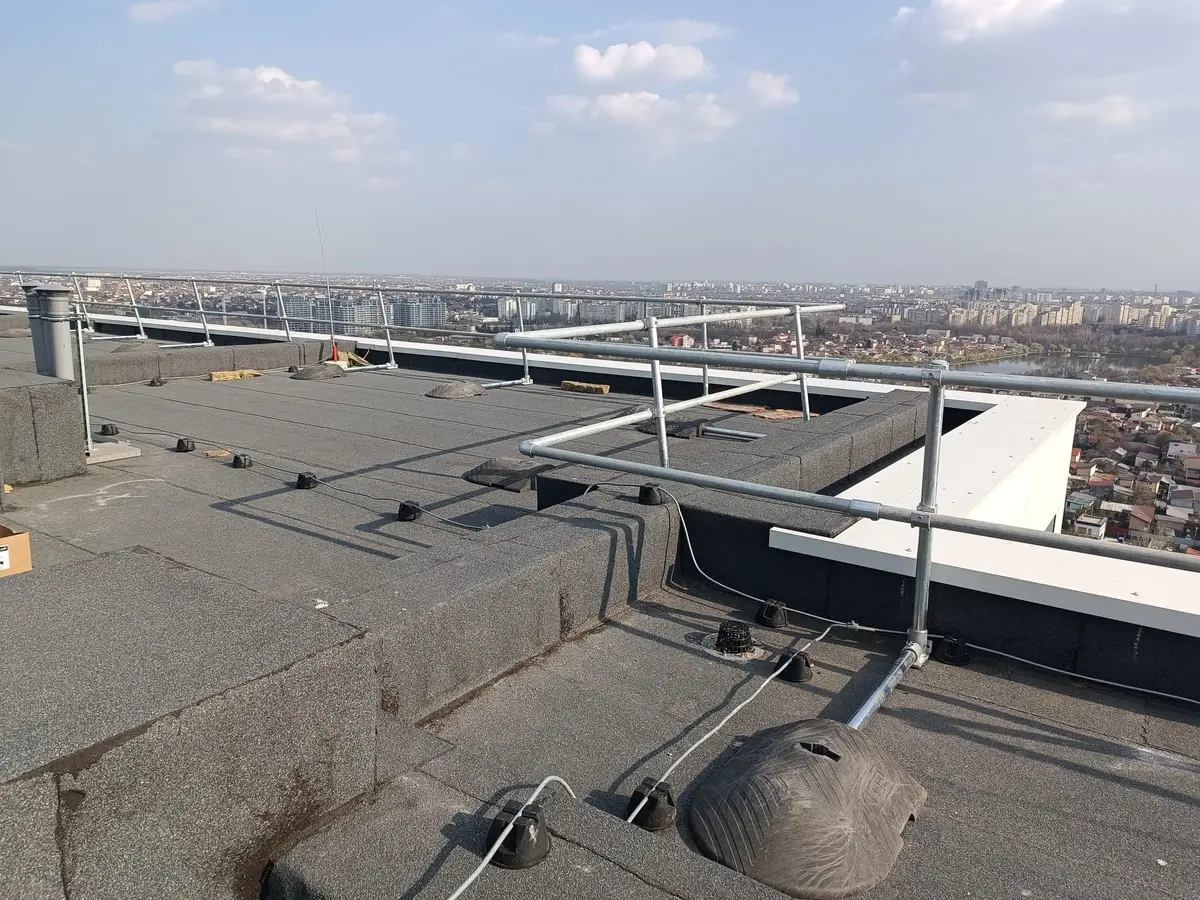 Balustradă de protecție pe acoperiș fără găurire, bloc din București – acoperiș plat, râu în fundal