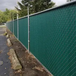 Accesoriu de gard: bandă de opacizare verticală Simple Line verde RAL 6005, 4.8 x 60 m – gard lângă drum