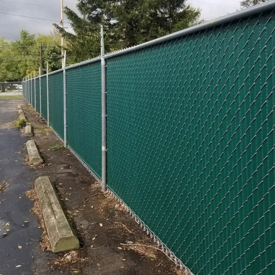 Accesoriu de gard: bandă de opacizare verticală Simple Line verde RAL 6005, 4.8 x 60 m – gard lângă drum