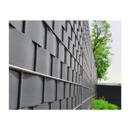 Accesoriu de gard: bandă de opacizare Basic antracit RAL 7016, 19 x 26 m – montată pe gard, în grădină