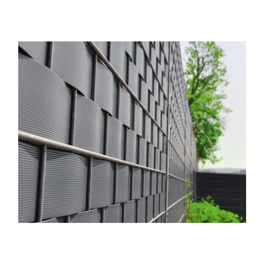 Accesoriu de gard: bandă de opacizare Basic antracit RAL 7016, 19 x 26 m – montată pe gard, în grădină