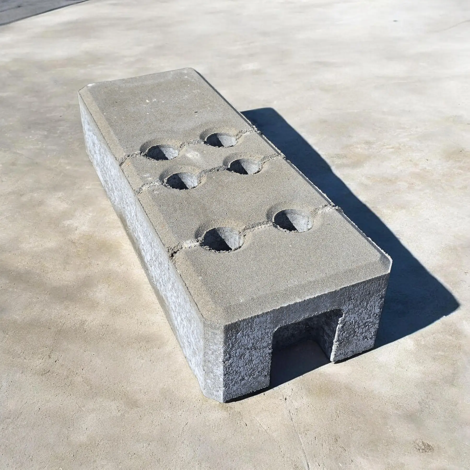 Accesoriu de gard: bază din beton T pentru gard de șantier – bază dreptunghiulară cu perforații