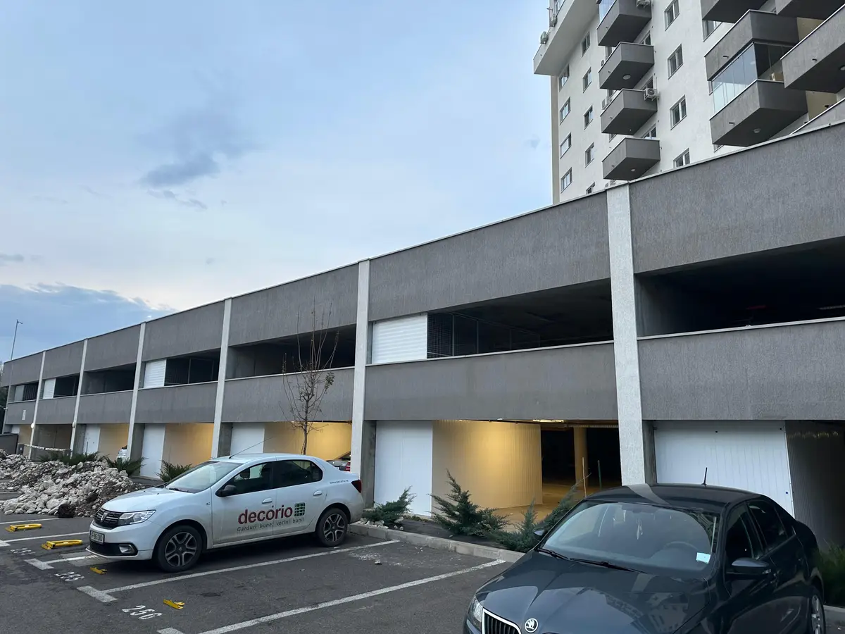 Boxe de depozitare individuale din garduri metalice, București Sector 6 – parcare cu structuri din beton