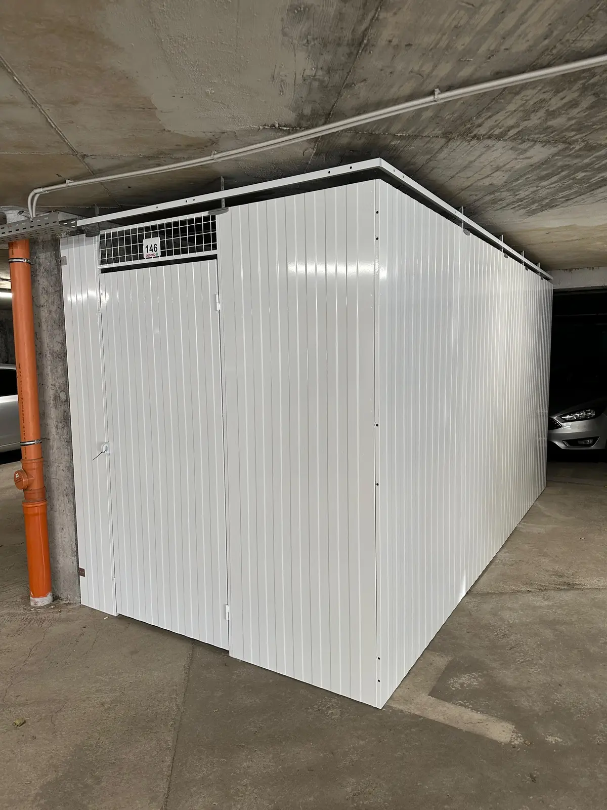 Boxe de depozitare individuale din garduri metalice, București Sector 6 – boxă din panouri albe, ușă închisă