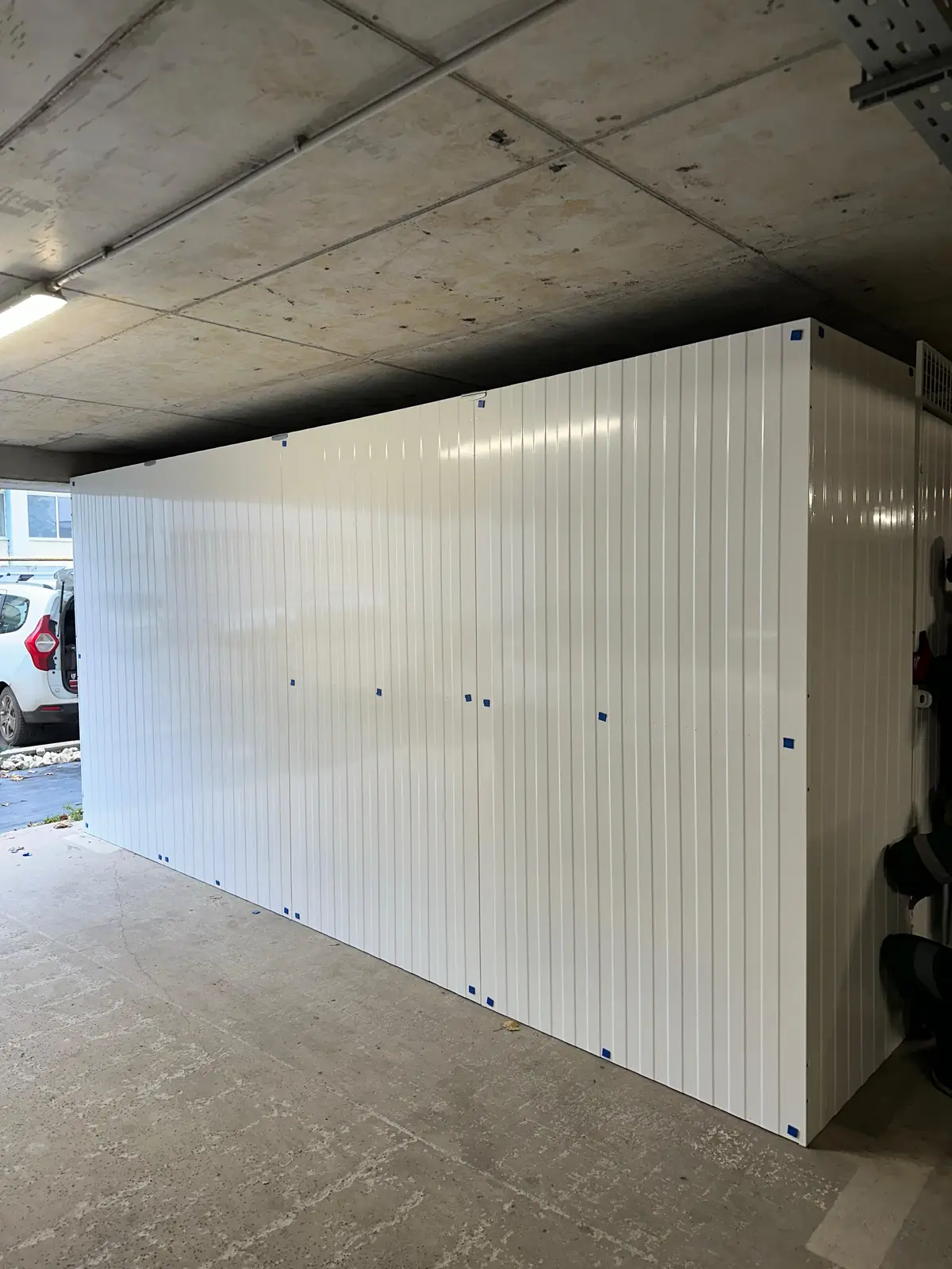 Boxe de depozitare individuale din garduri metalice, București Sector 6 – panouri albe, vedere frontală