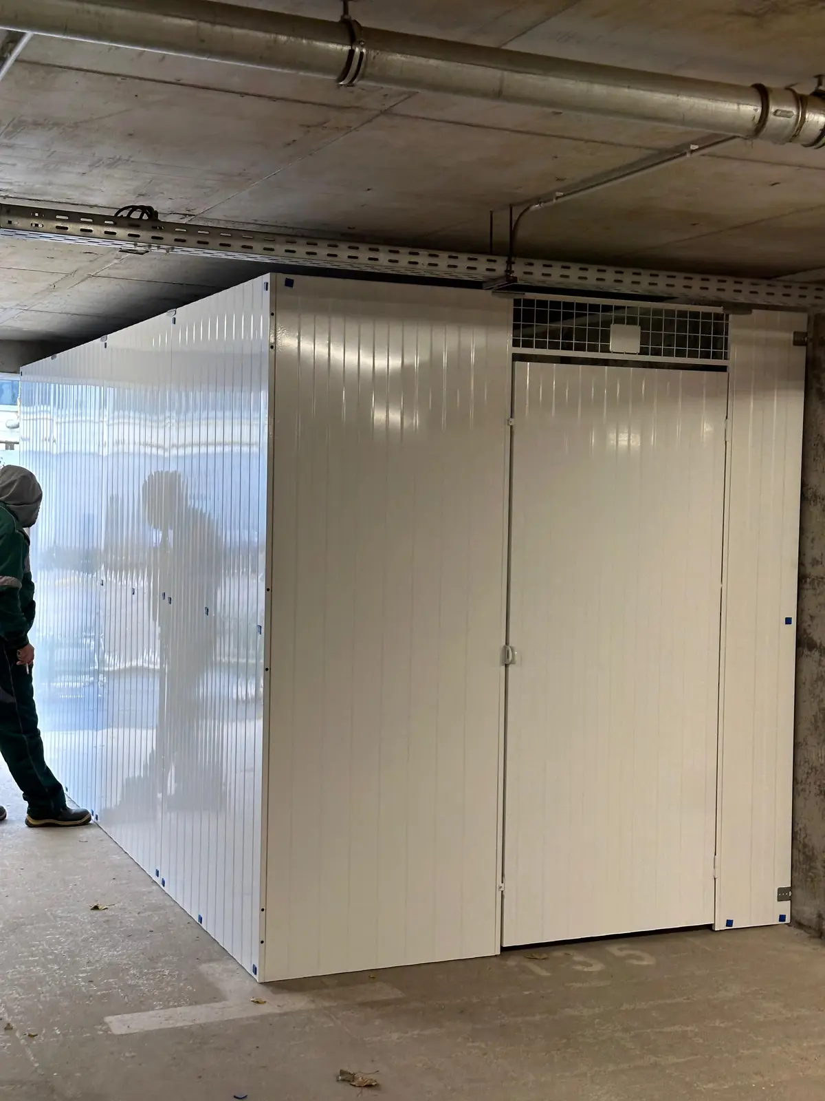 Boxe de depozitare individuale din garduri metalice, București Sector 6 – boxă cu ventilație sus