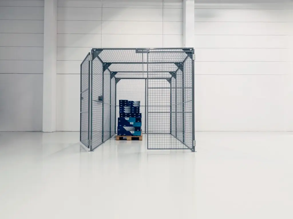 Boxe rezidențiale și de birouri pentru protecția bunurilor – boxă cu palet de cutii