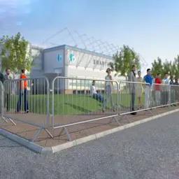 Gard mobil pentru evenimente, panou Deco Events zincat – pe alee, lângă clădire comercială