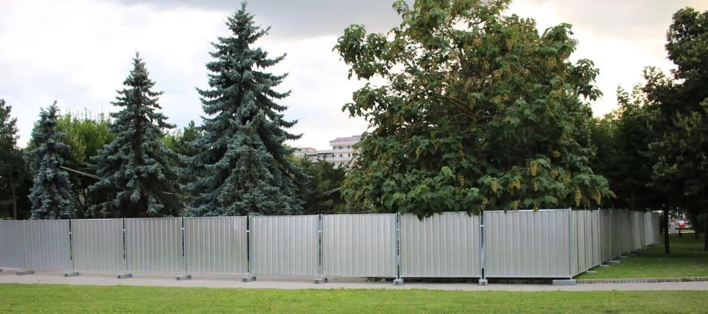 Gard mobil opac de șantier, panou Deco zincat 2.2 x 2 m – împrejmuire lângă arbori