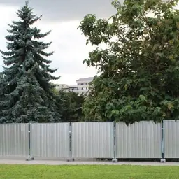 Gard mobil opac de șantier, panou Deco zincat 2.2 x 2 m – împrejmuire lângă arbori