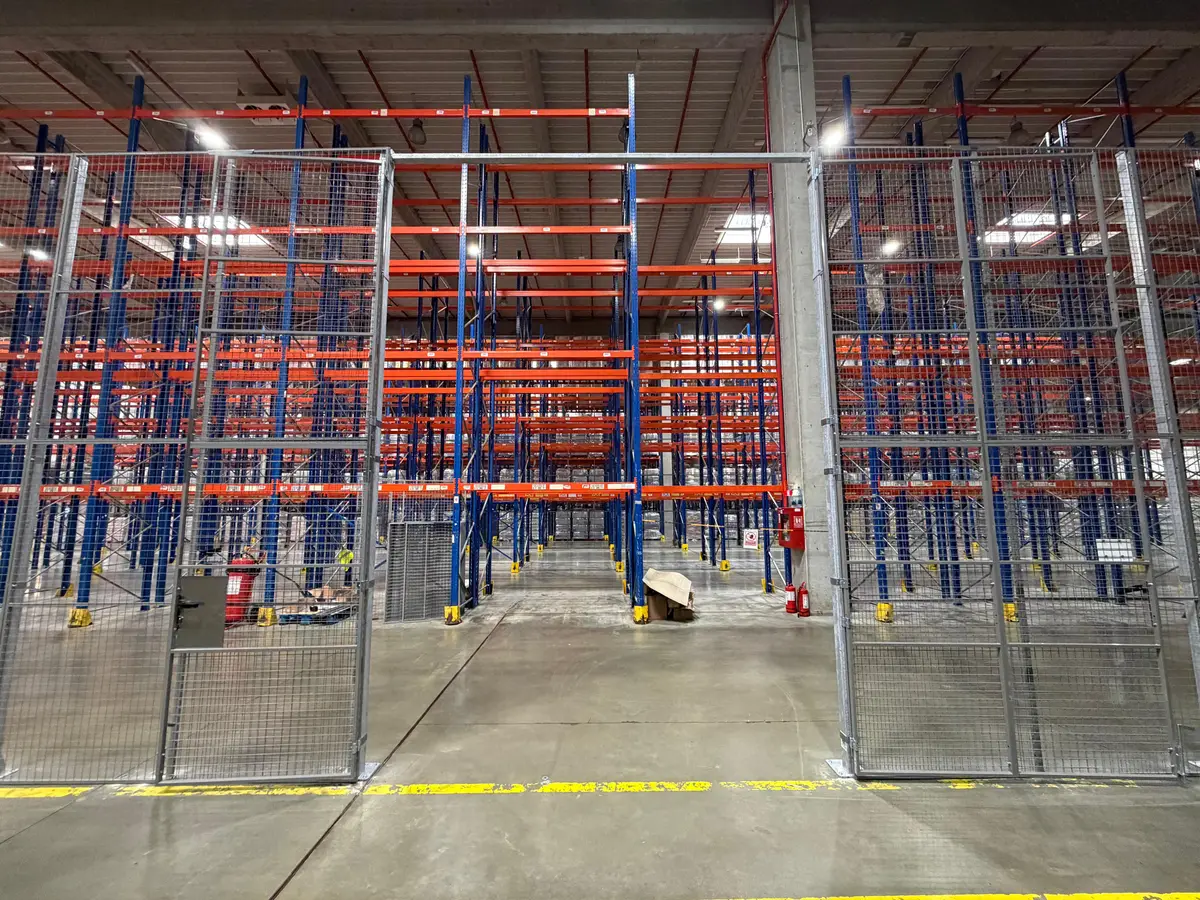 Partiționare interioară din plasă, depozit logistic Ploiești, Jungheinrich – rânduri de rafturi duble