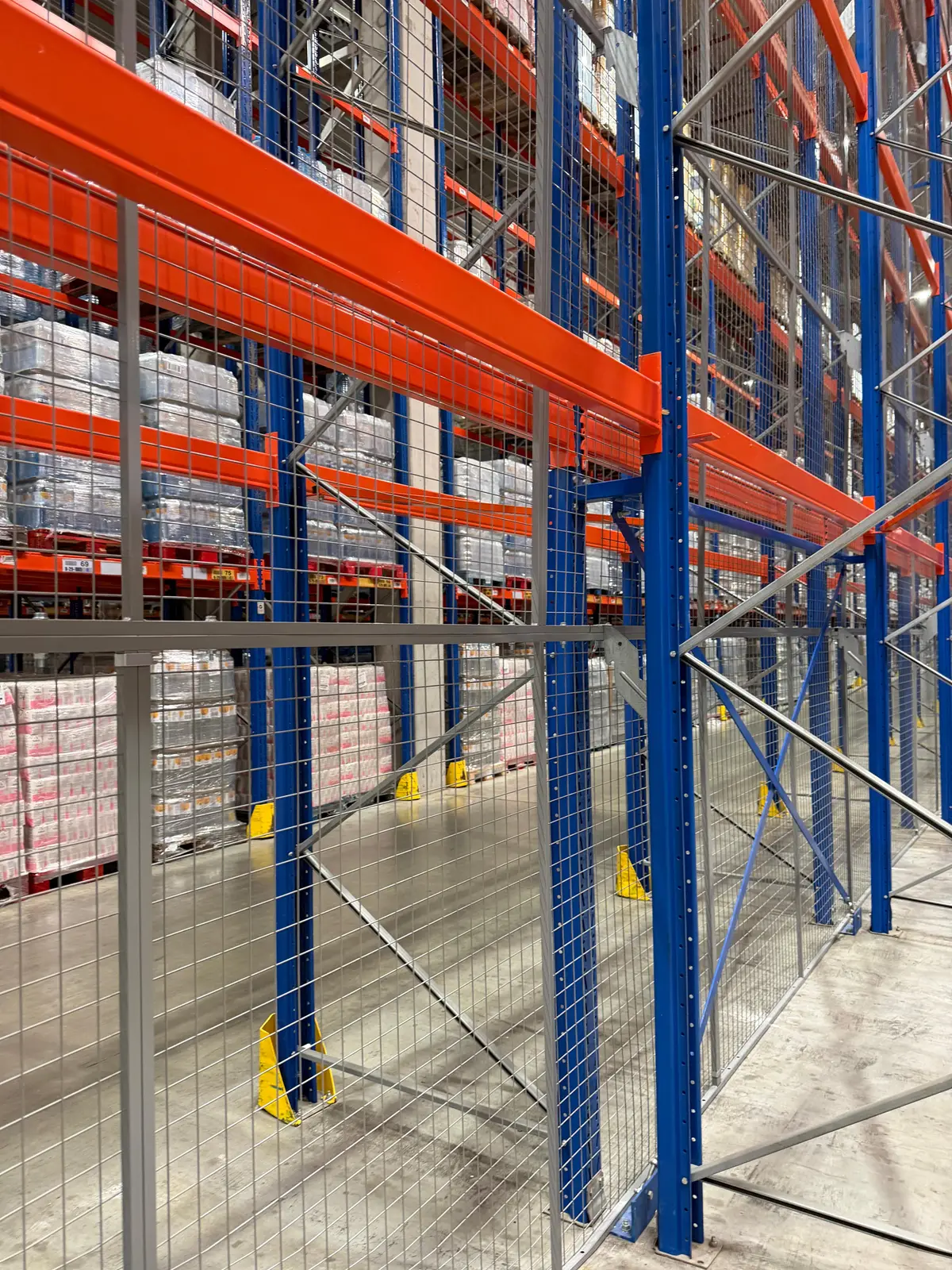Partiționare interioară din plasă, depozit logistic Ploiești, Jungheinrich – plasă și suporturi galbene