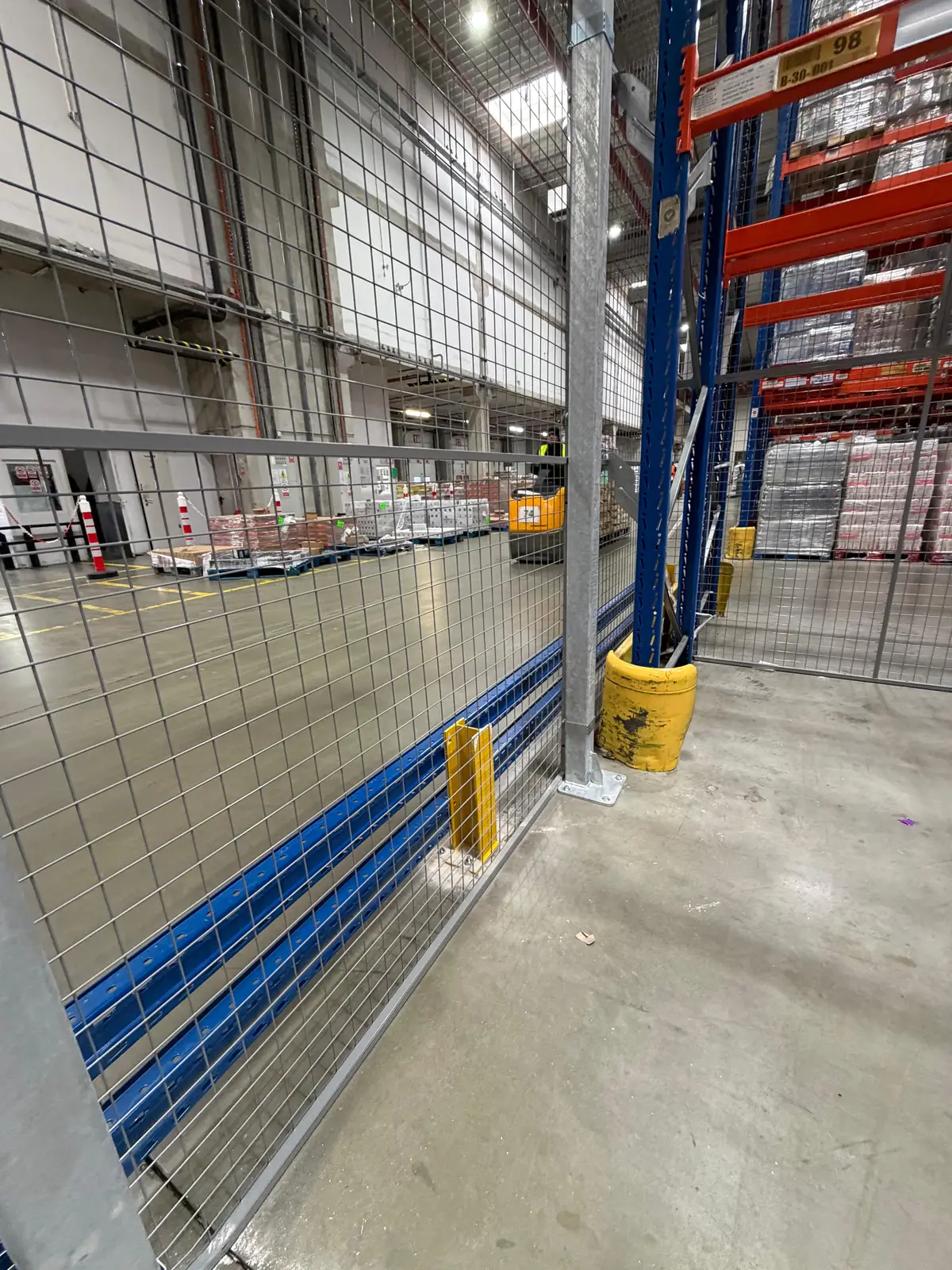 Partiționare interioară din plasă, depozit logistic Ploiești, Jungheinrich – panouri din plasă lângă paleți