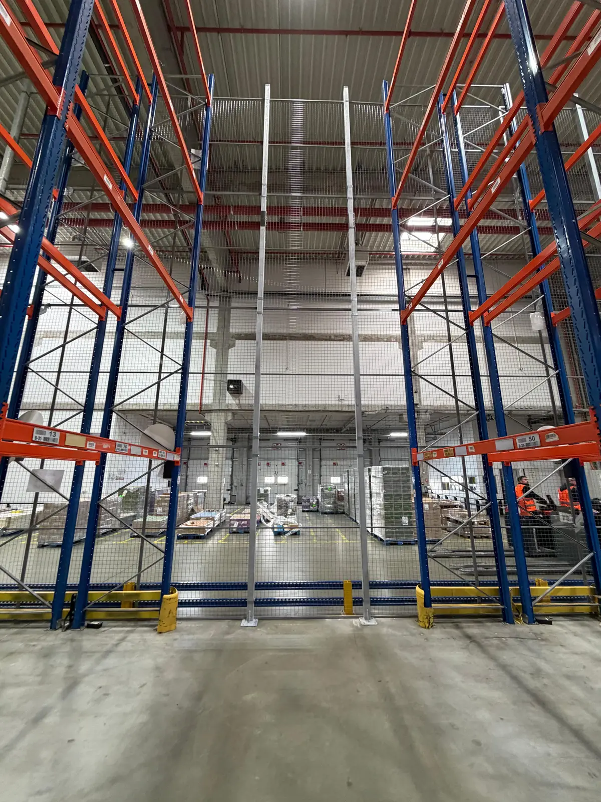 Partiționare interioară din plasă, depozit logistic Ploiești, Jungheinrich – rafturi înalte protejate