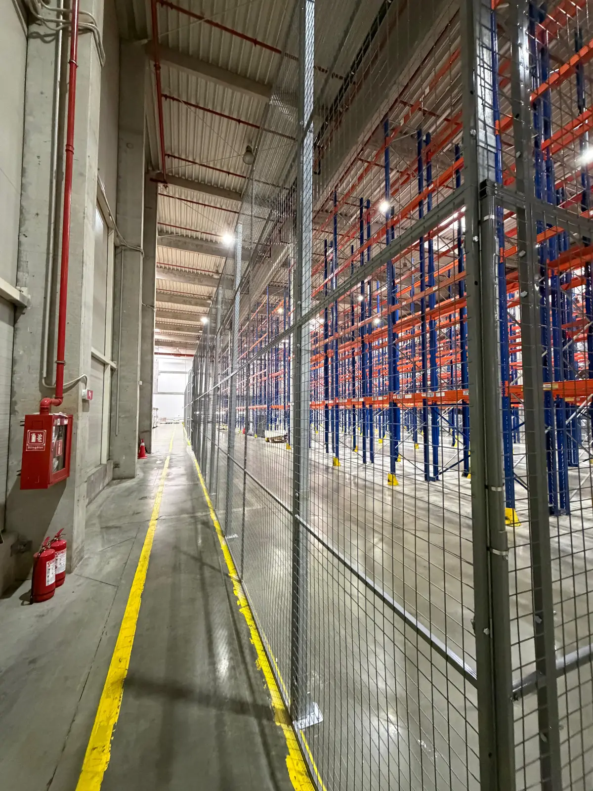 Partiționare interioară din plasă, depozit logistic Ploiești, Jungheinrich – gard pe marginea aleii
