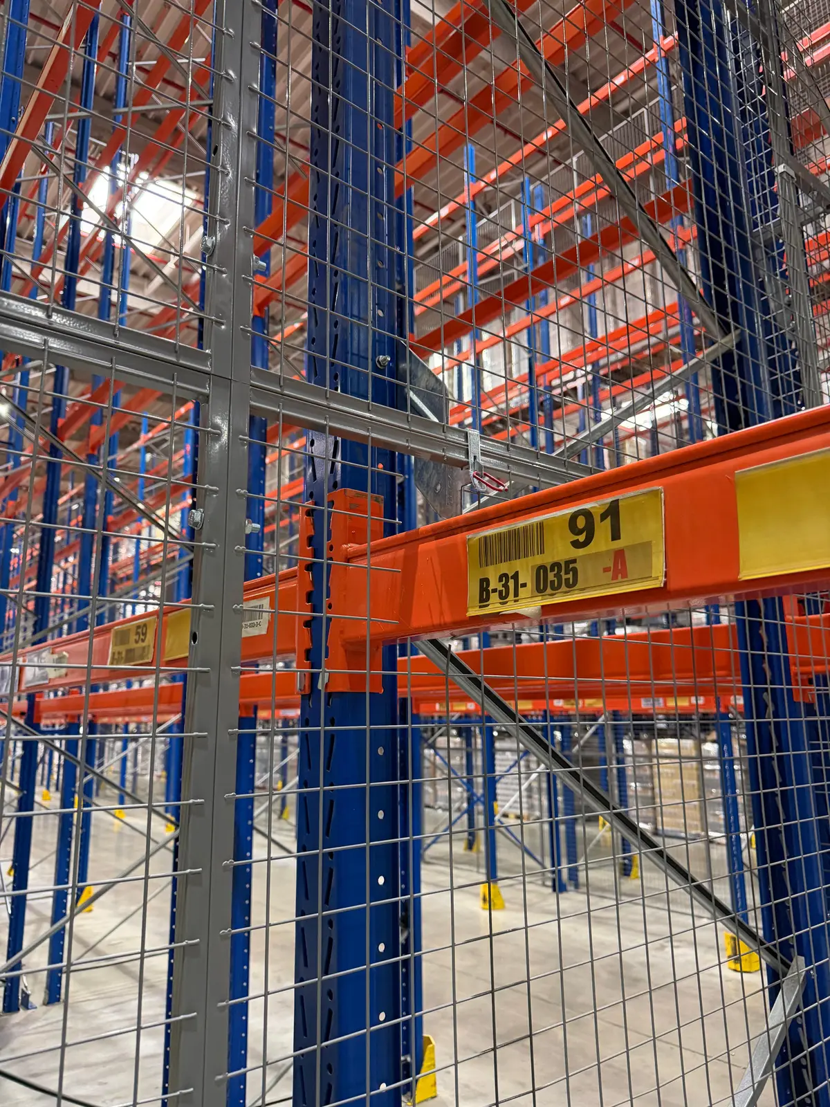 Partiționare interioară din plasă, depozit logistic Ploiești, Jungheinrich – etichete numerotate pe rafturi