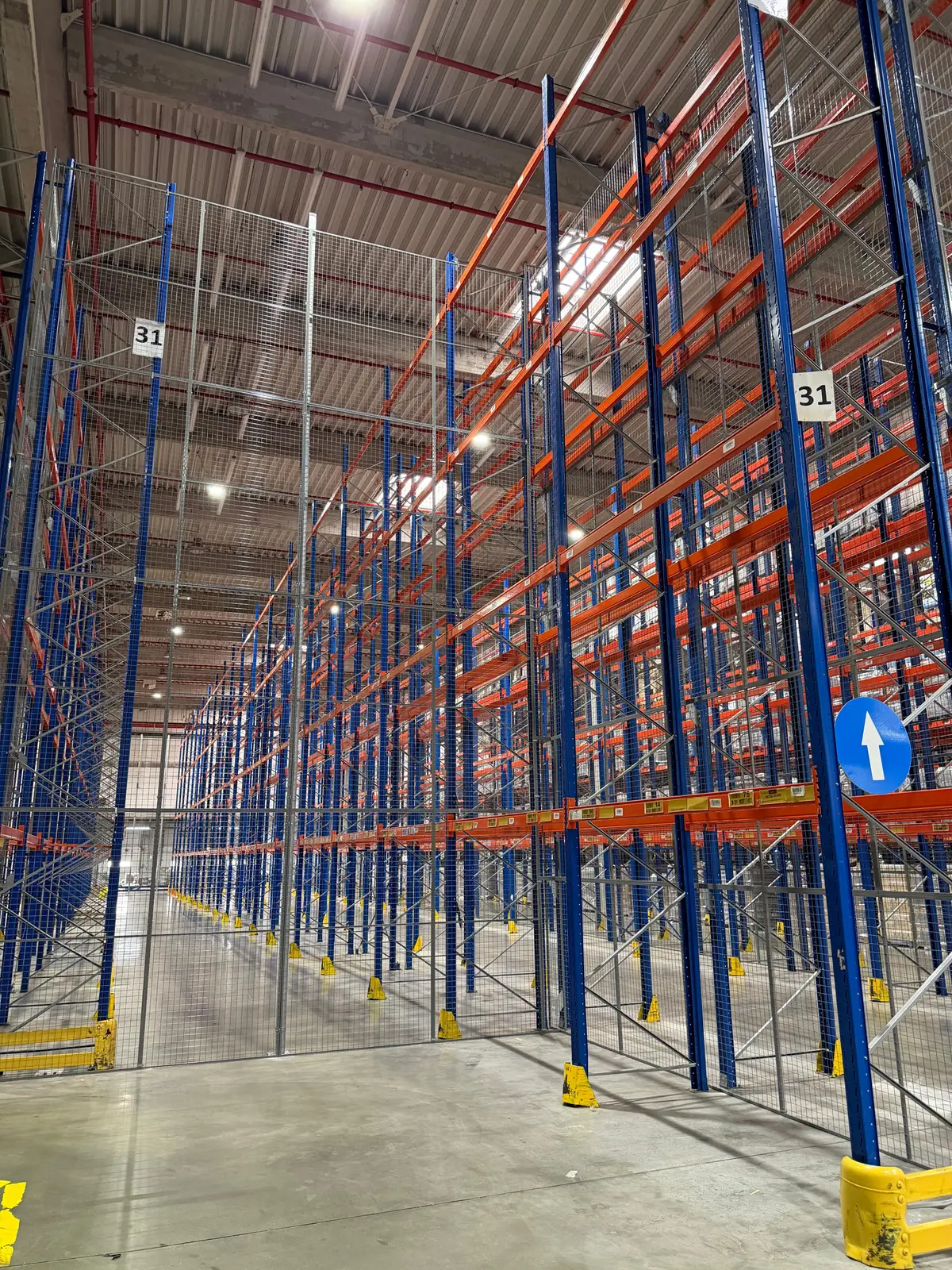 Partiționare interioară din plasă, depozit logistic Ploiești, Jungheinrich – rafturi înalte, podea betonată