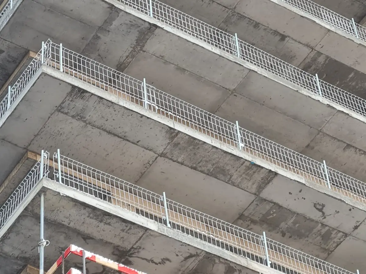 Protecție la margine (edge protection), clădirea ONE Floreasca Tower, București – balustradă metalică la balcon