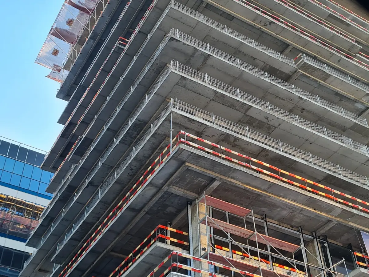 Protecție la margine (edge protection), clădirea ONE Floreasca Tower, București – clădire din beton armat în construcție