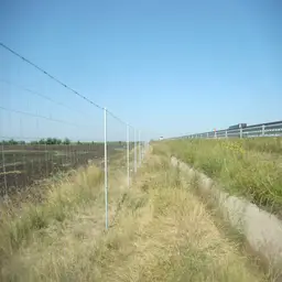 Plasă gard sudată Farmerfence Light zincată, 11 fire, fir 1.9+2.5 mm, 1.2 m, rolă 50 m – de-a lungul unui drum de câmp