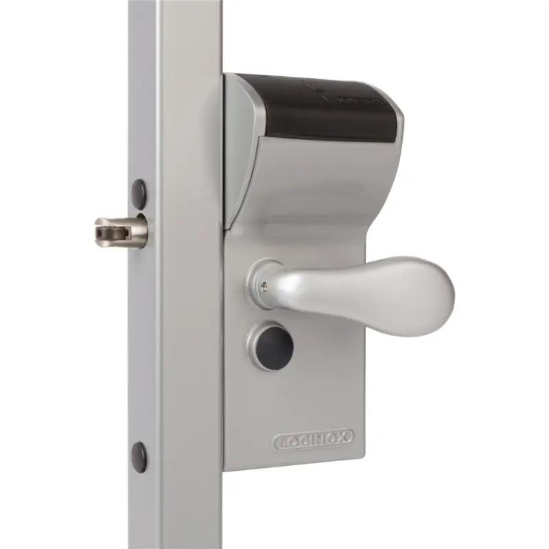 Încuietoare aplicată cu cod mecanic Locinox Free Vinci argintie – montată pe poartă, cu mâner