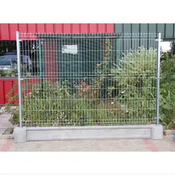 Gard bordurat zincat complet cu soclu prefabricat, panou, stâlpi și accesorii – pe fundație, lângă vegetație