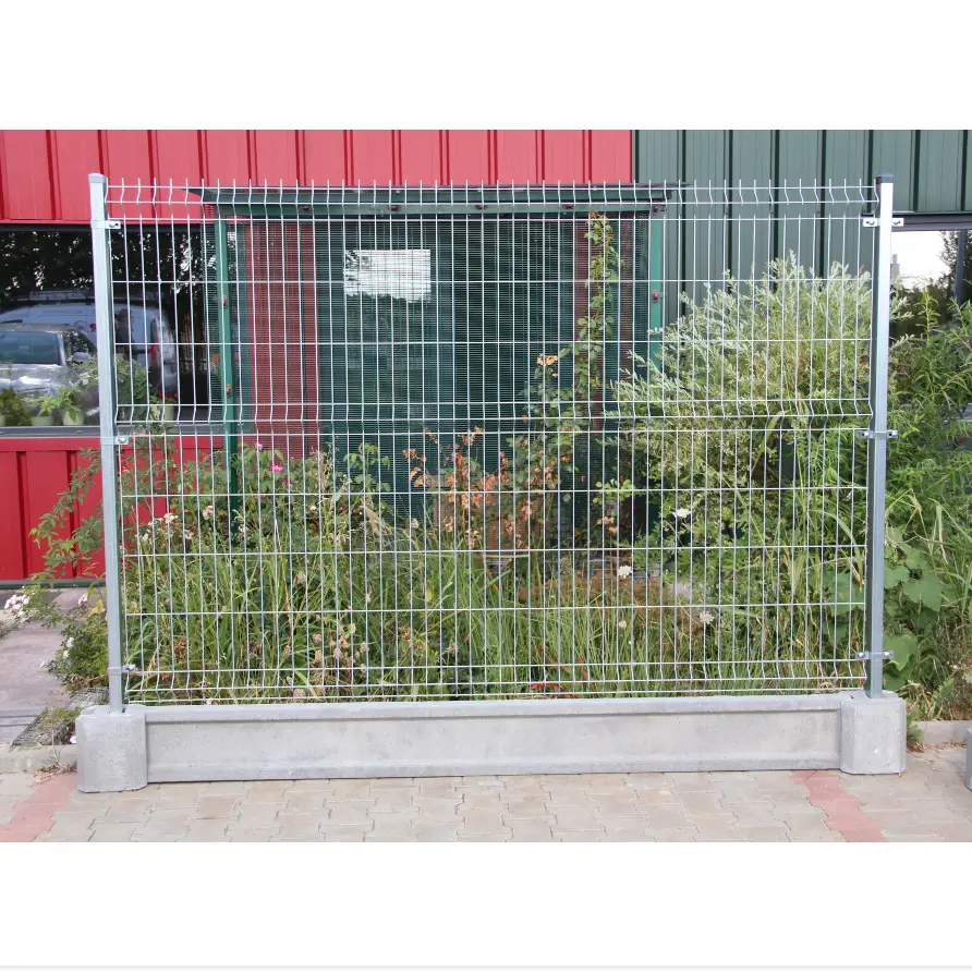 Gard bordurat zincat complet cu soclu prefabricat, panou, stâlpi și accesorii – pe fundație, lângă vegetație