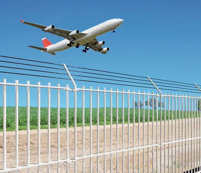 Gard frangibil radio-transparent din fibră de sticlă, cu bare – avion în zbor deasupra gardului