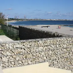 Gard din gabioane cu piatră – zonă lângă plajă, vedere industrială