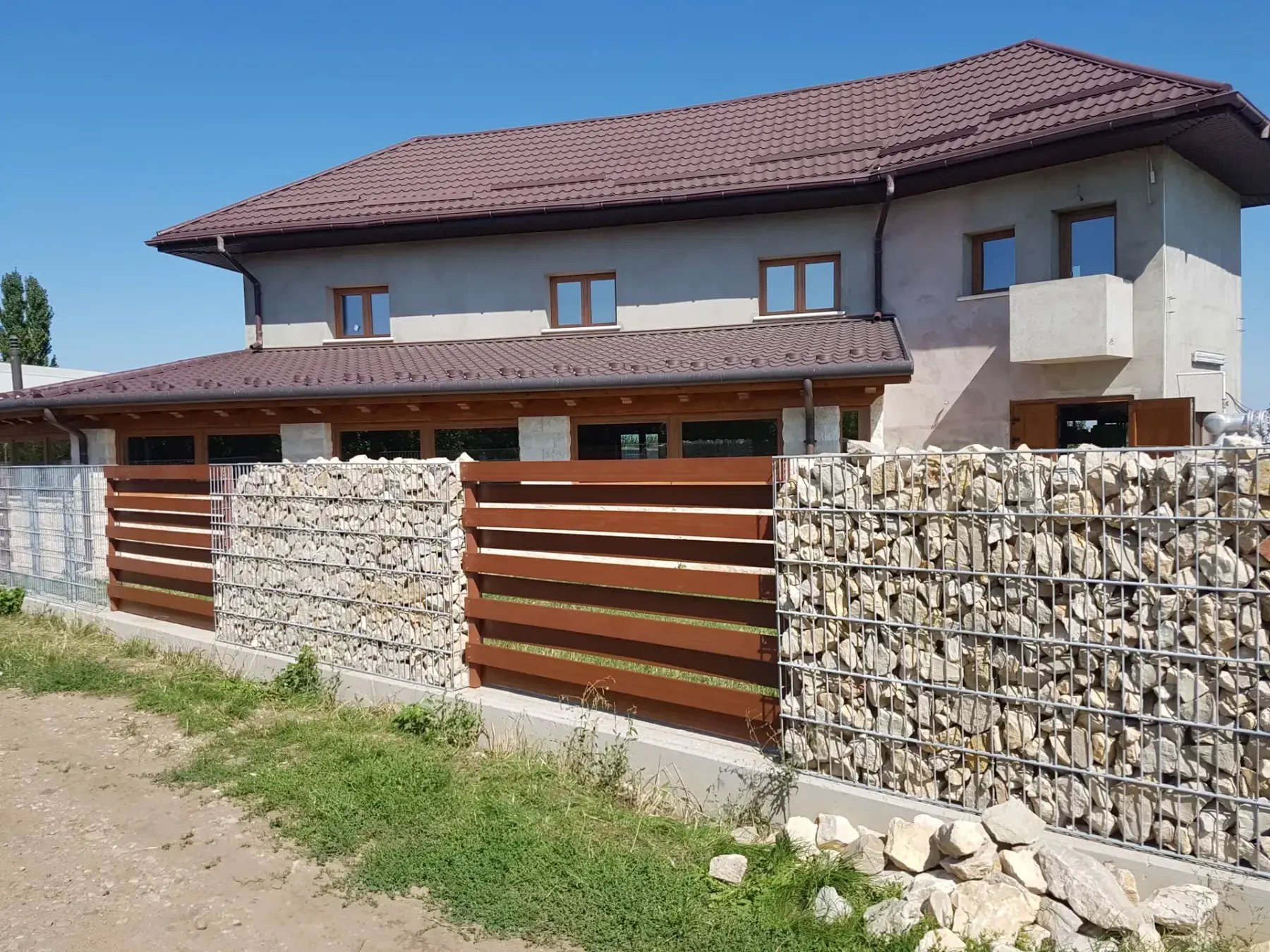 Gard din gabioane cu piatră – combinat cu lamele de lemn