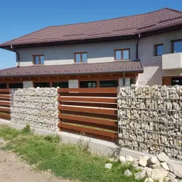 Gard din gabioane cu piatră – combinat cu lamele de lemn