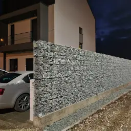 Gard din gabioane cu piatră – fundație de beton, context urban