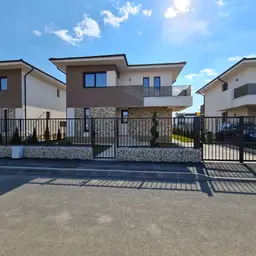 Gard din gabioane cu piatră – stradă cu case moderne