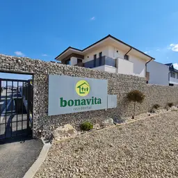 Gard din gabioane cu piatră – proprietate cu clădire cu etaje