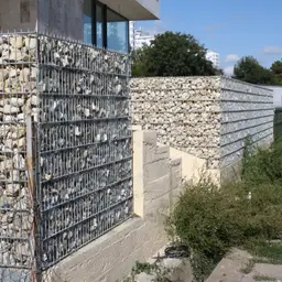 Gard din gabioane cu piatră – două garduri din gabioane