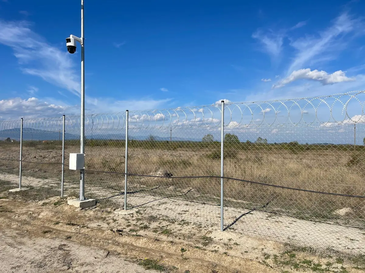 Gard de securitate cu plasă împletită zincată Flexyfort, parc fotovoltaic LPV – cameră și sistem de control acces