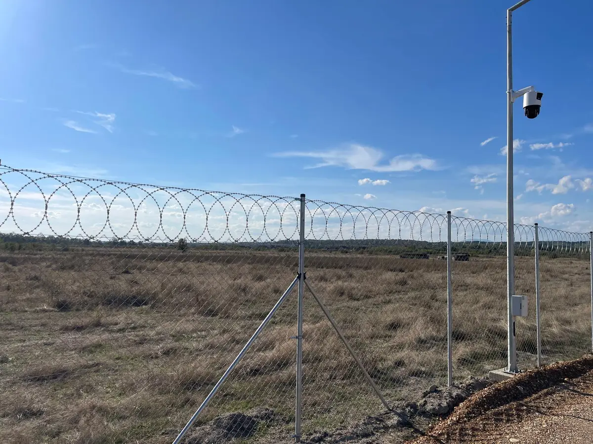 Gard de securitate cu plasă împletită zincată Flexyfort, parc fotovoltaic LPV – perimetru în zonă deschisă, vedere largă