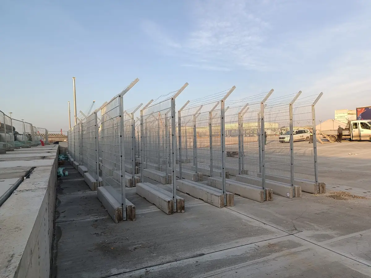 Gard mobil de înaltă securitate – plasă cu vârfuri, pe bază de beton