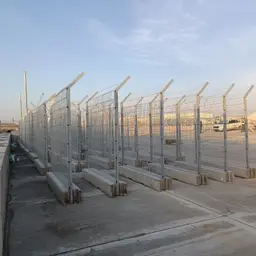 Gard mobil de înaltă securitate – plasă cu vârfuri, pe bază de beton
