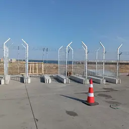 Gard mobil de înaltă securitate – sârmă ghimpată și conuri în prim-plan